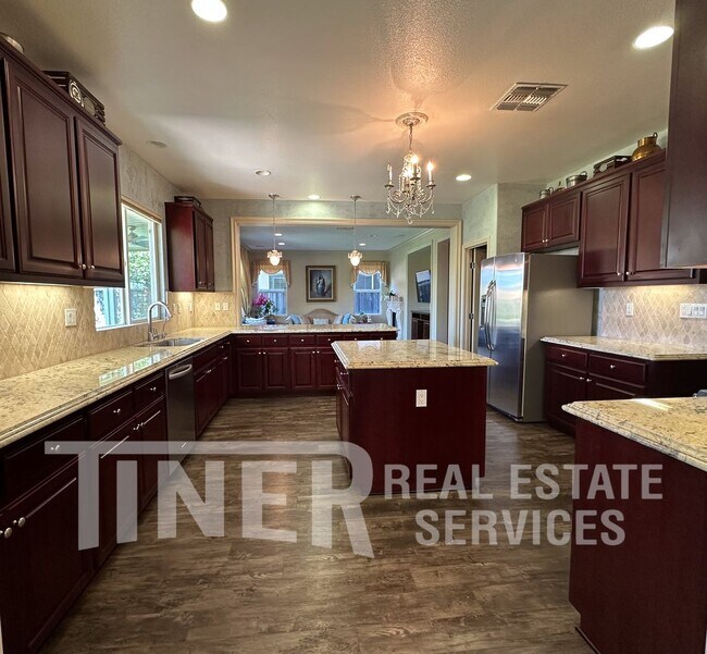 Building Photo - 3576 Hume St