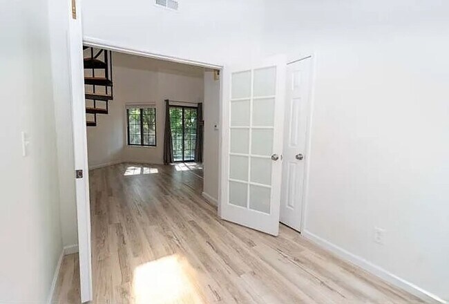 Building Photo - Updated Top-Floor Condo in Boulder’s Powde...