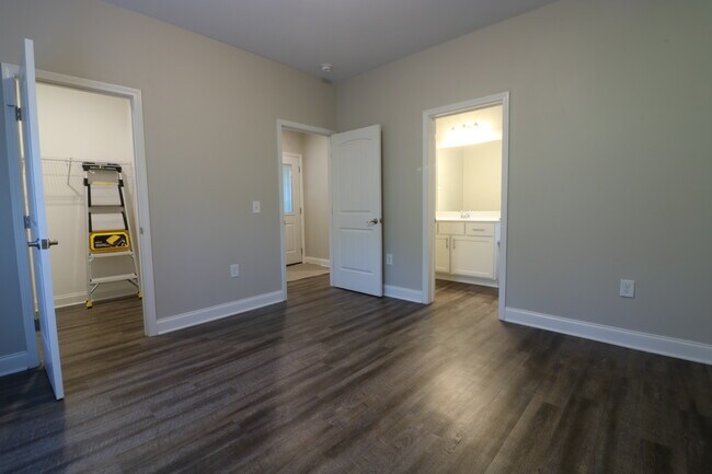 Building Photo - 383 E Woodland Dr