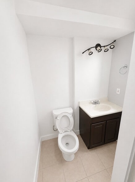 Building Photo - 5242 S Hamlet Cir