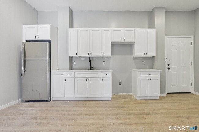 Building Photo - 215-219 Bank St