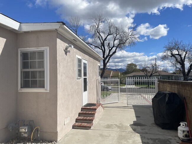 Building Photo - 2019 N Maple St