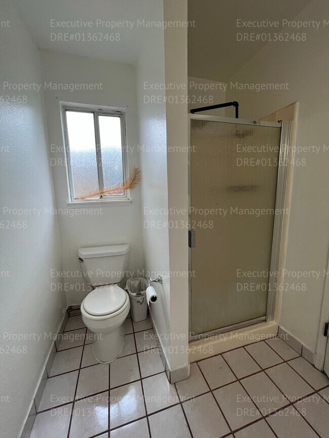 Building Photo - 3 bedroom/ 2 bathroom home located near New Stine Rd/ Wilson Rd