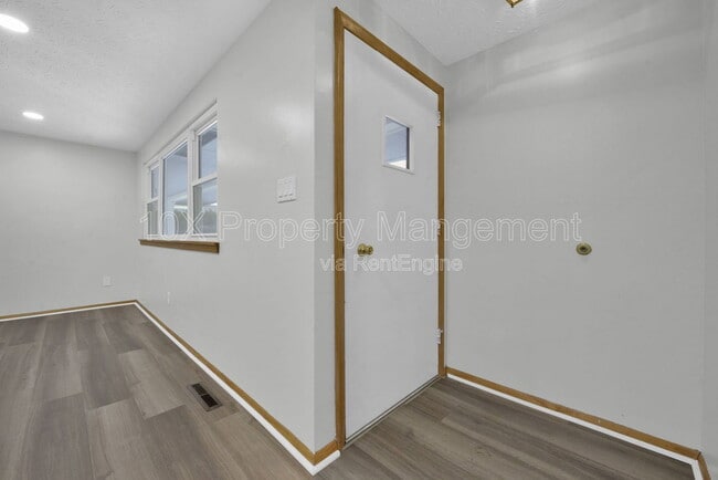 Building Photo - 1638 Parkinson Dr