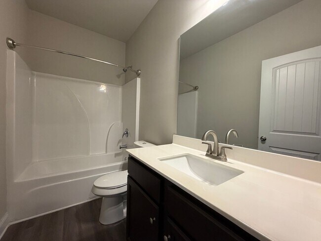 Building Photo - Spacious 4/2.5 House in Rydal- $2,995