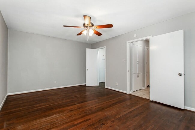 Building Photo - 1 Bedroom, 1 Bath Apartment in historic Munger Place!
