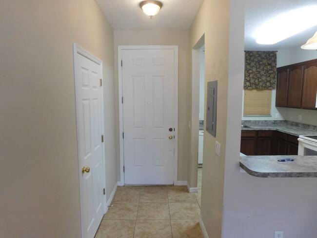 Building Photo - Charming 2-Bedroom, 2.5-Bathroom Townhome ...