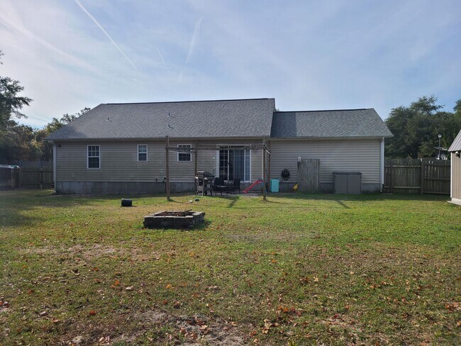 Building Photo - Beautiful 3 bedroom 2 bath home in Sneads Ferry - Seabird Estates