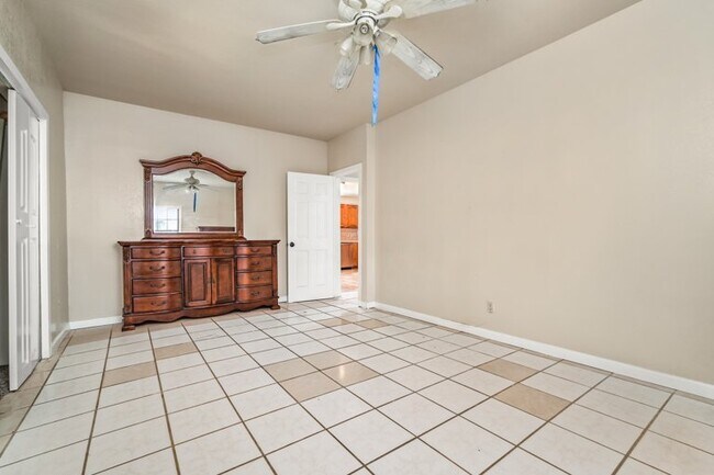 Building Photo - 1519 Schley Ave