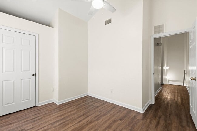 Building Photo - 735 Putnam Dr