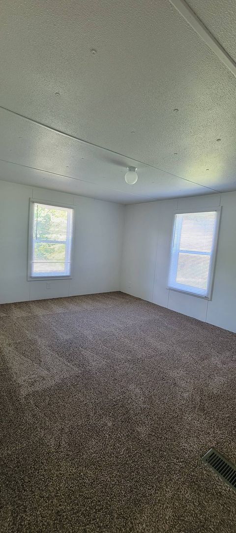 Building Photo - Ready to Move in