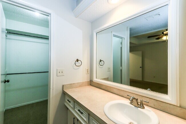 Building Photo - Upscale Townhouse in Great Area