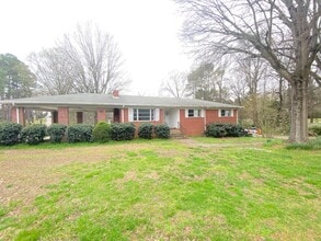 Building Photo - 3bd/2ba House on a Corner Lot very close t...
