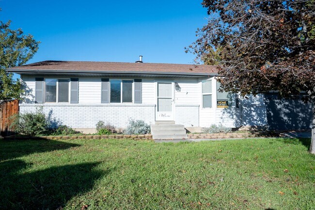 Building Photo - Gorgeous Family Home on Cul-de-Sac