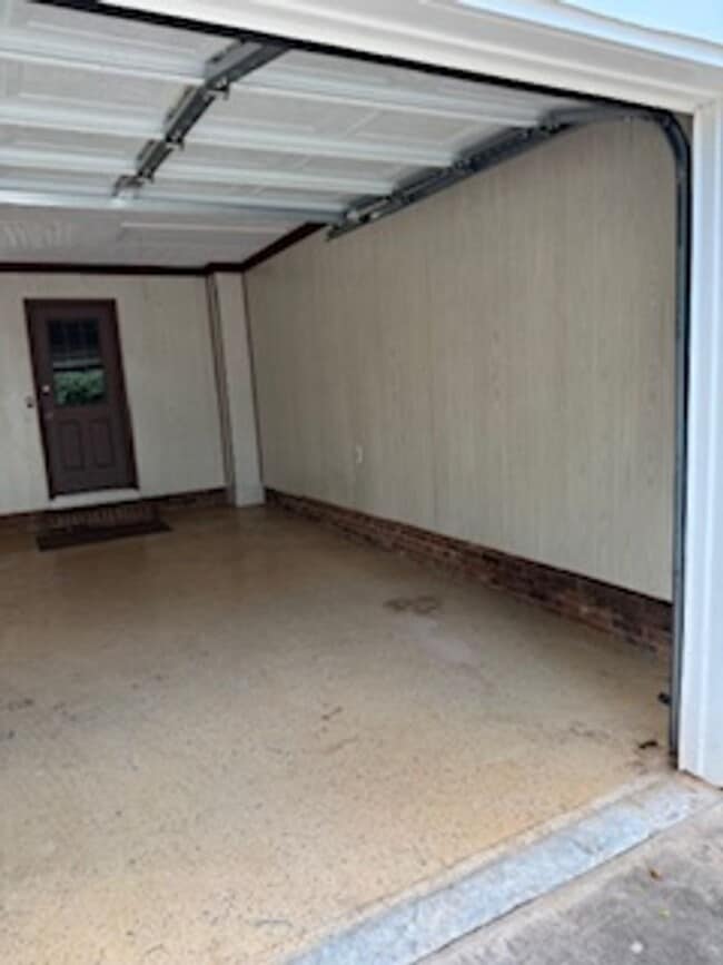 Building Photo - 4 Bedroom with fenced in yard!