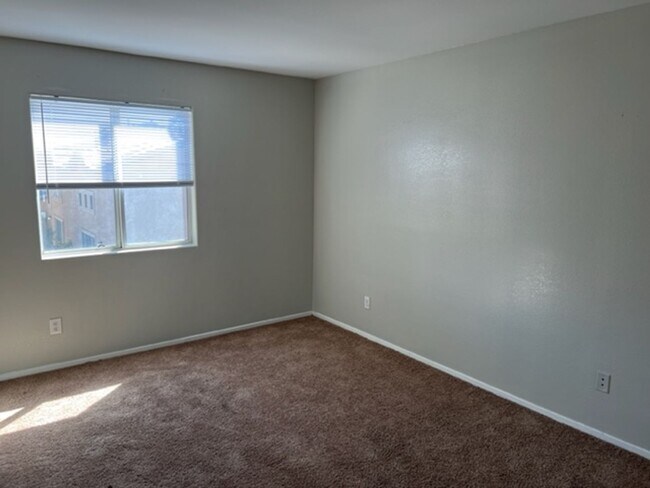Building Photo - 3 Bedroom located in Gated Community!!