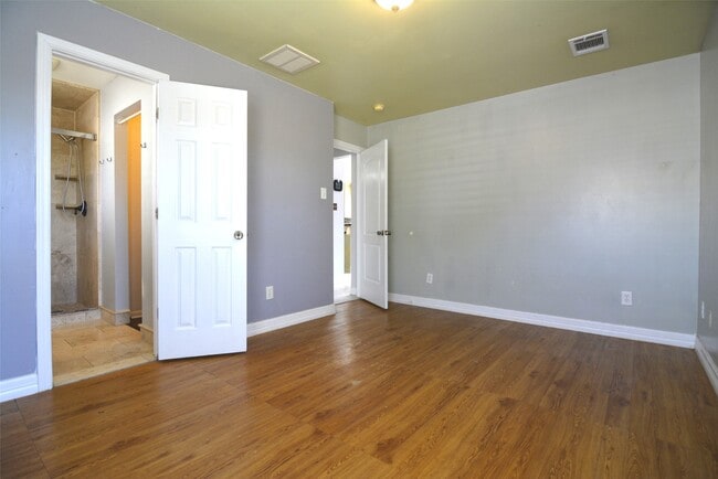 Building Photo - 7423 River Pines Dr