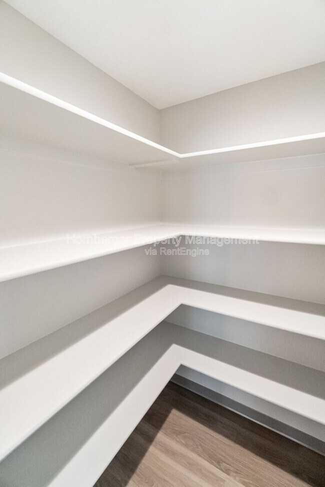 Building Photo - 1305 N Coach Dr