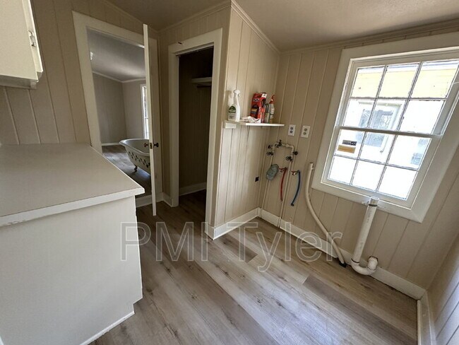 Building Photo - 343 Bonner St