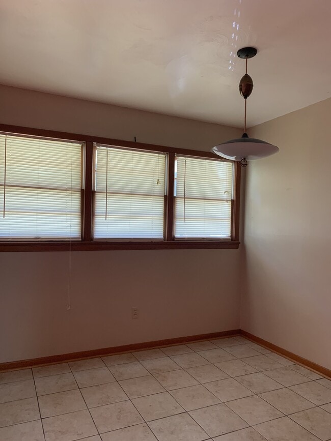 Building Photo - Charming 3-Bedroom Home with 2 Full Bathro...