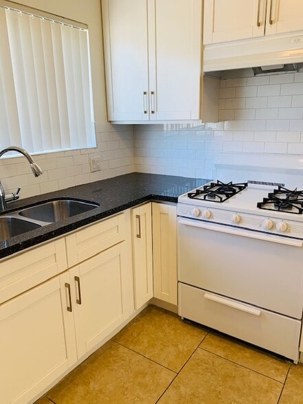 Building Photo - 4565 Oakwood Ave