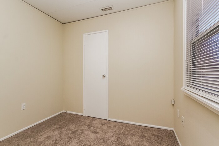Building Photo - 839 Middle Dr