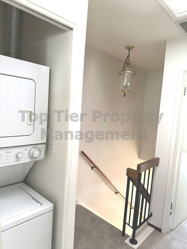 Building Photo - Very nice 2 bed, 2.5 bath, 1,178 sqft Walnut Creek Townhouse in desirable Main Chance Estates Dev...