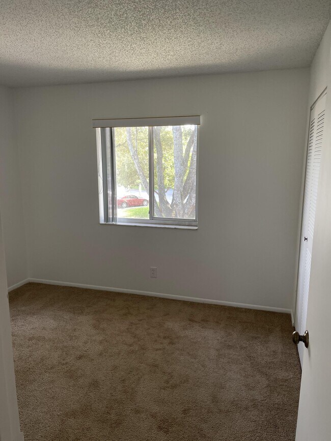 Building Photo - 102 Gardens Dr