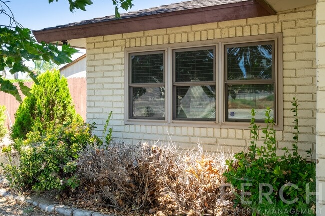 Building Photo - 2510 E Devonshire Ave