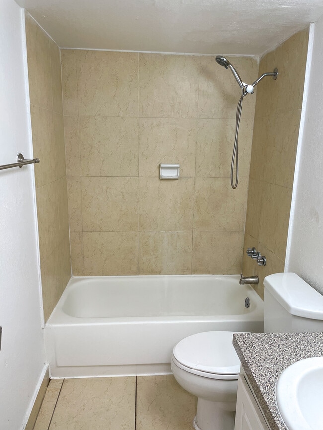 Building Photo - Bayview Palms