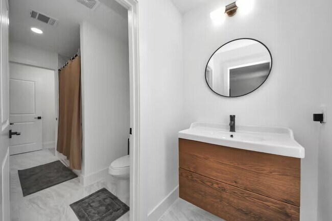 Building Photo - 6747 Peerless St