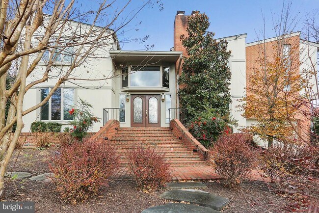 Building Photo - 9801 Clydesdale St