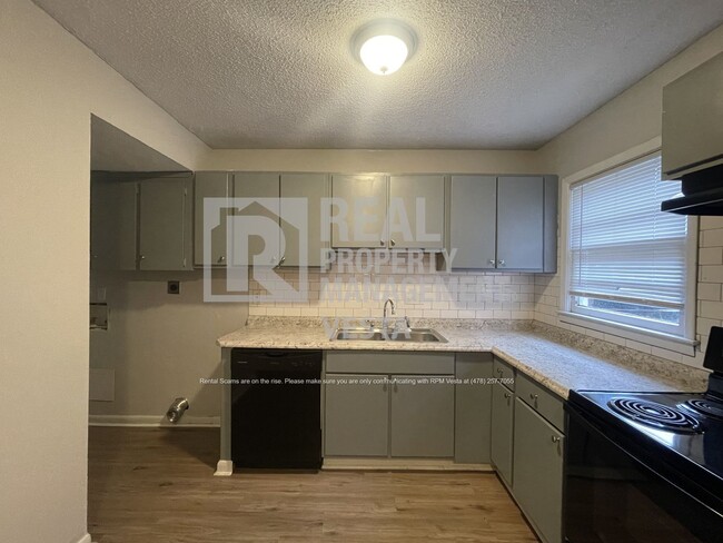 Building Photo - Spacious Two Bedroom Apartment in Warner R...