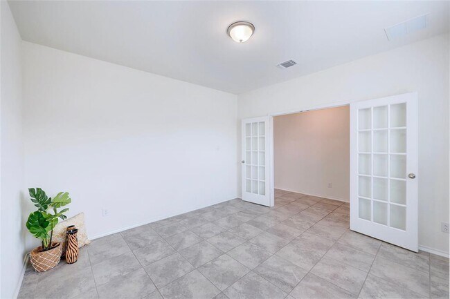 Building Photo - 1929 Stinnett Dr