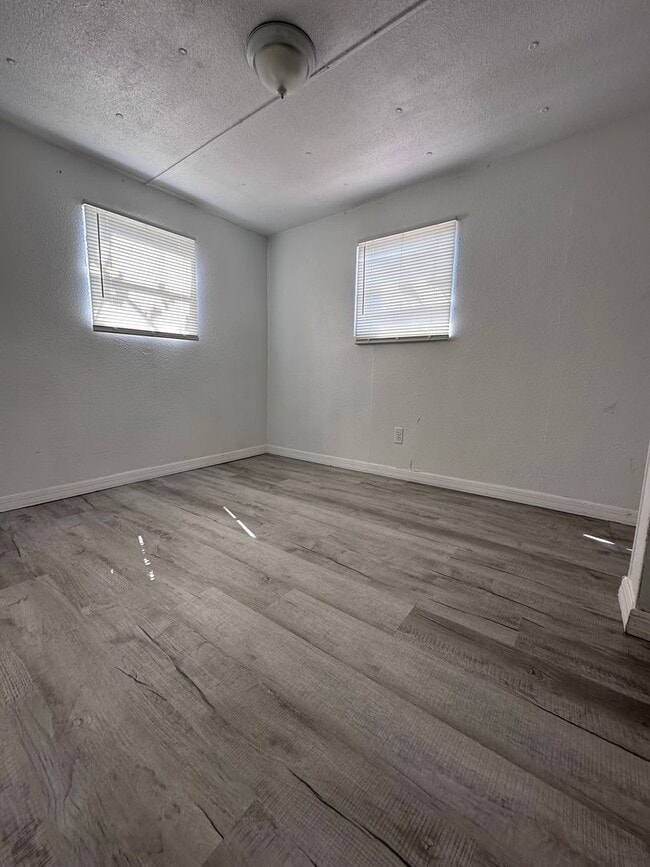 Building Photo - 2Bed 1Bath Rent To Own in Zephyrhills, FL