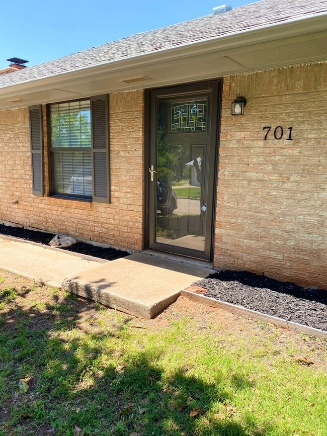 Building Photo - COMING SOON!! Darling Edmond Rental!