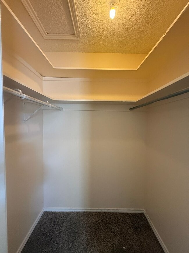 Building Photo - 2-bed/1-bath in Flint!
