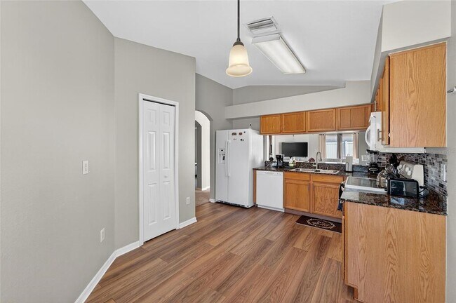 Building Photo - 11812 Lynmoor Dr