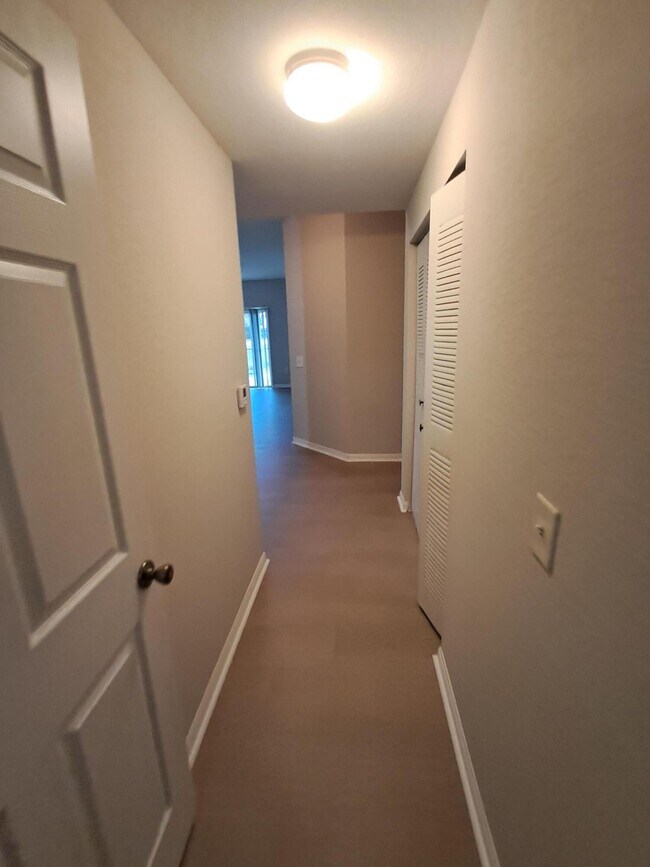 Building Photo - 280 Crestwood Cir