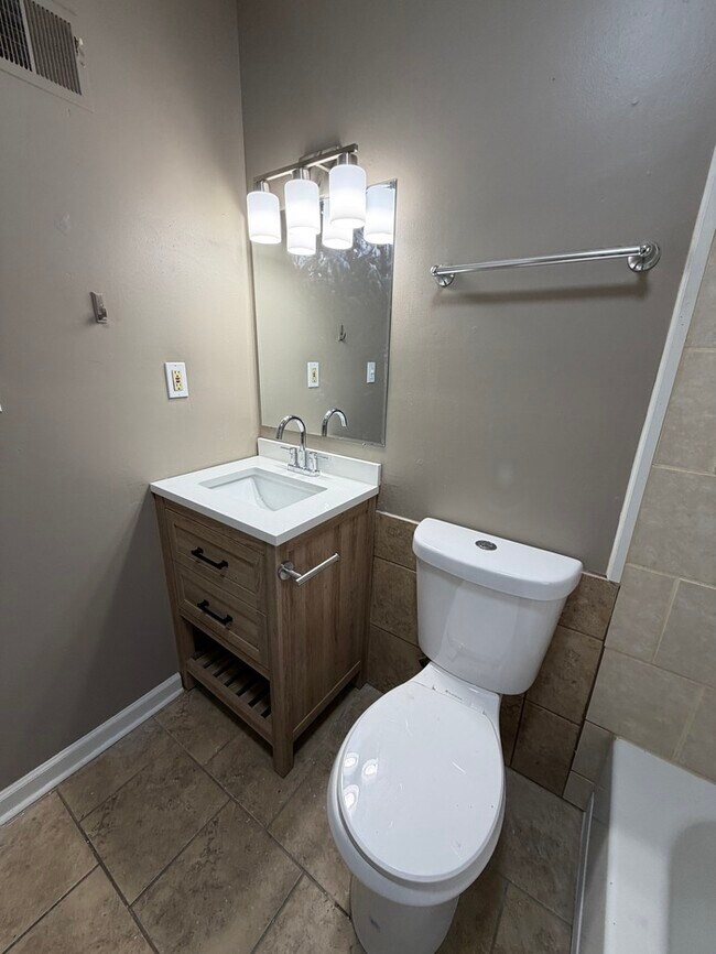 Building Photo - Move in Special - 3bed 2 bath in KCK off Turner and I-635