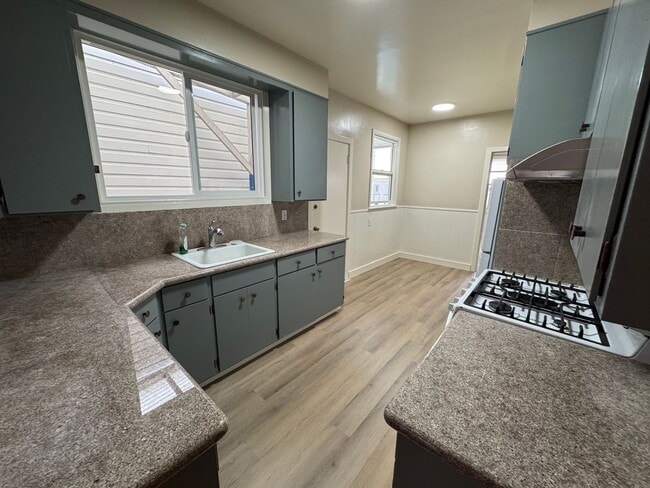 Building Photo - Charming Parkside Upper Flat w/ Garage Parking - $4,250/Mo