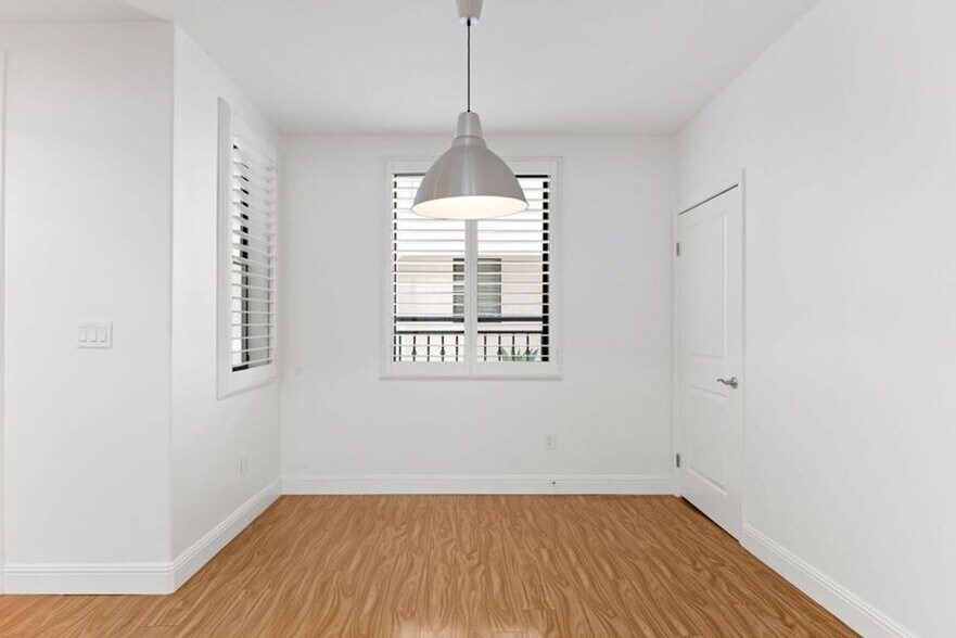 Building Photo - Modern 3 Bed, 2 Bath Condo for Lease – 1,320 Sq Ft – Prime Sherman Oaks Location