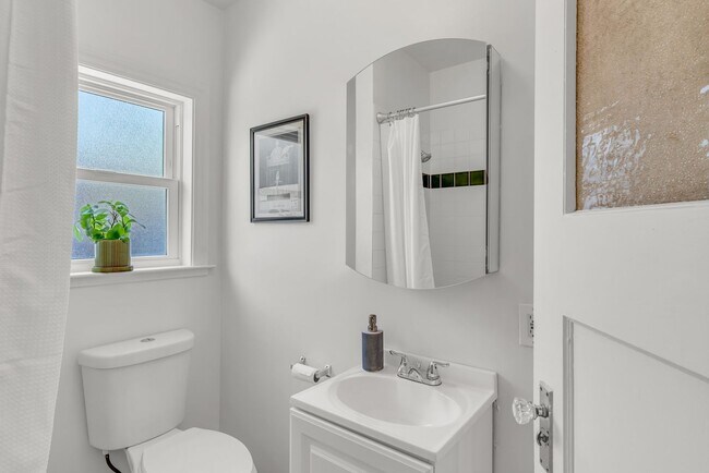 Building Photo - Charming Updated Oakland Home for Lease