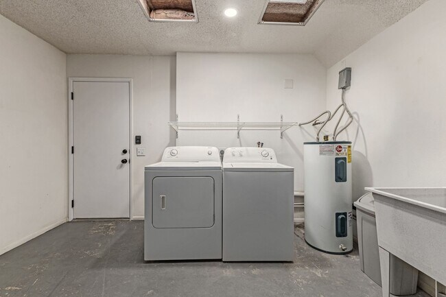 Building Photo - Updated condo in Sun City!