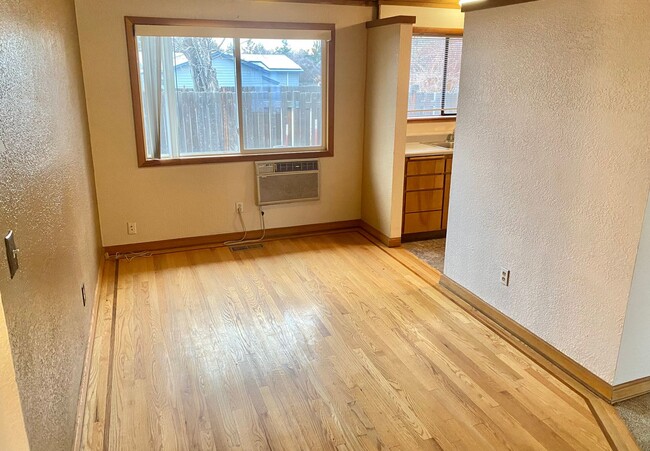 Building Photo - 2816 NE Lapoint Ct