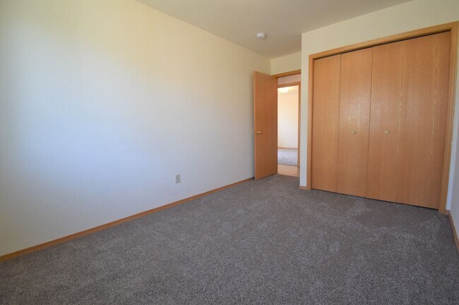 Building Photo - 3BD, 1BA Top Floor Unit