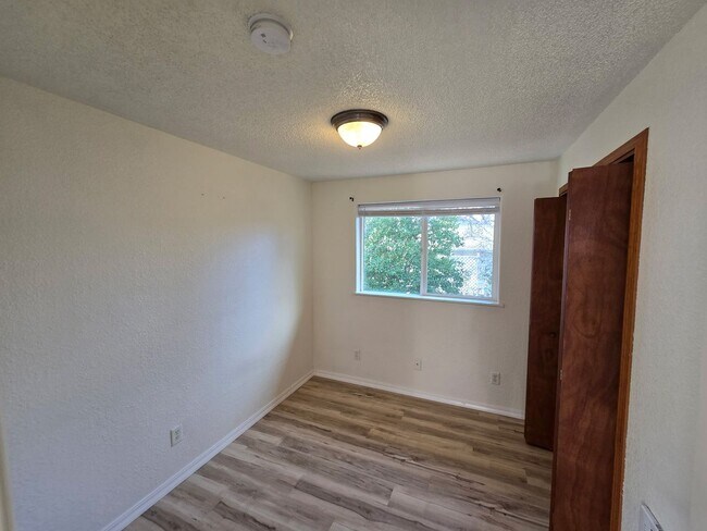 Building Photo - THIS 1 BEDROOM 1 BATH IS A GEM ON THE EAST SIDE OF MEDFORD