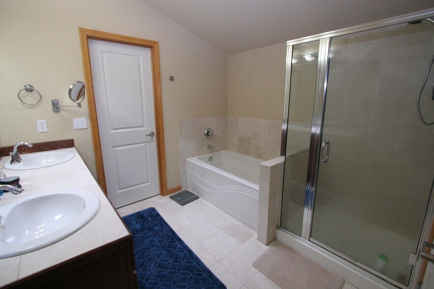 5-piece Master Batrhoom - 10734 Whitman Ave N