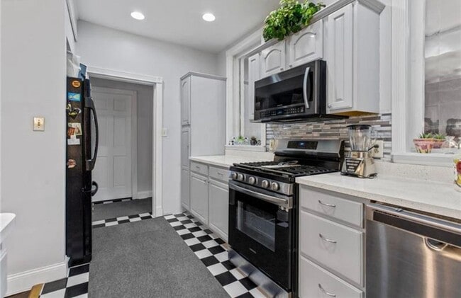 Building Photo - Stylish Victorian Home!