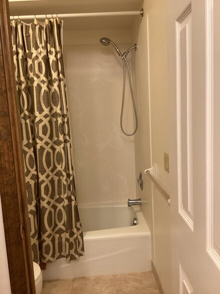 Full sized bath tub - 5826 Highland Ter